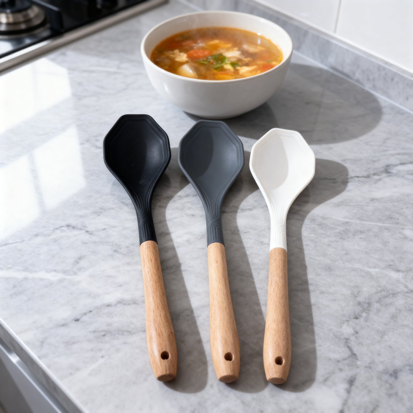 Cuillère de service en silicone avec manche en bois